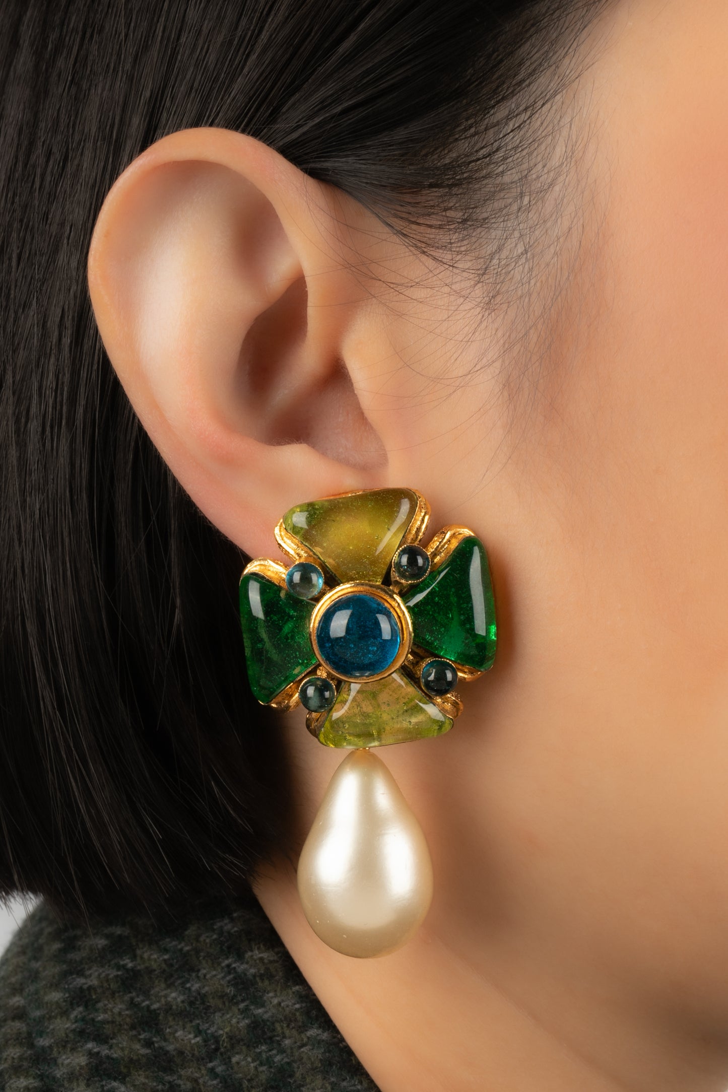 Boucles d'oreilles en pâte de verre Chanel