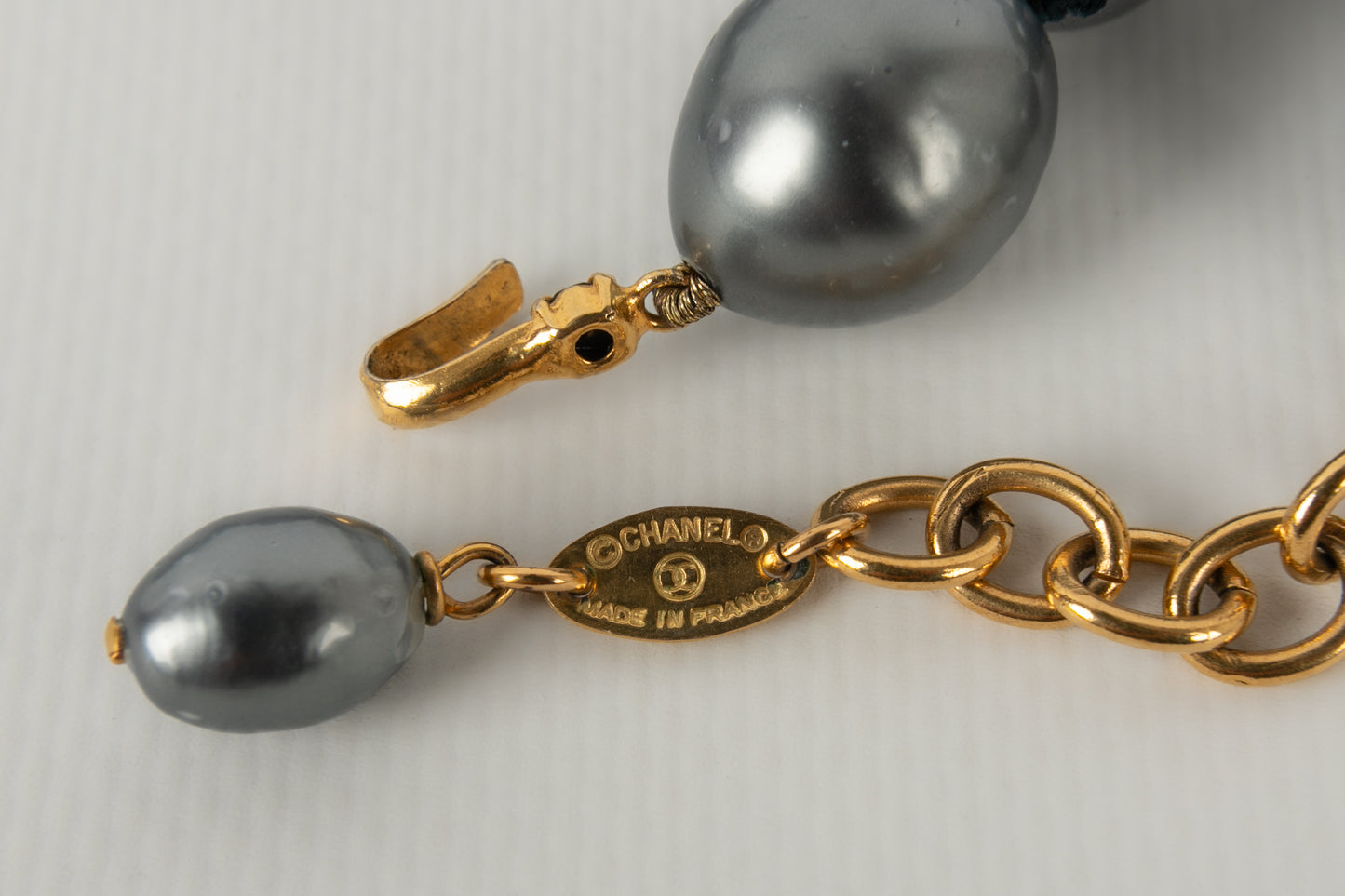 Collier de perles grises Chanel