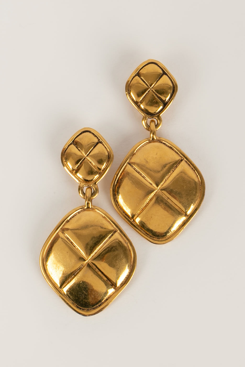 Boucles d'oreilles matelassées Chanel 