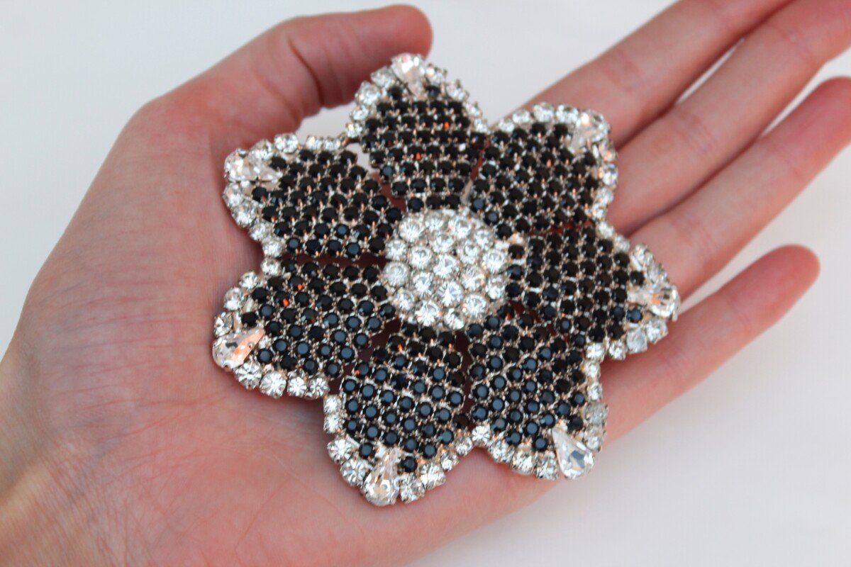 Broche noire et blanche Emanuel Ungaro