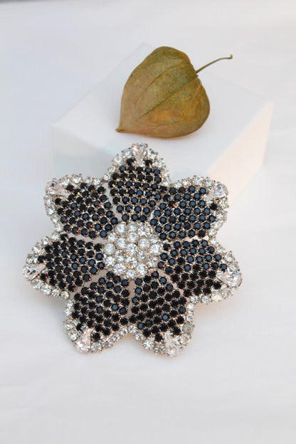 Broche noire et blanche Emanuel Ungaro