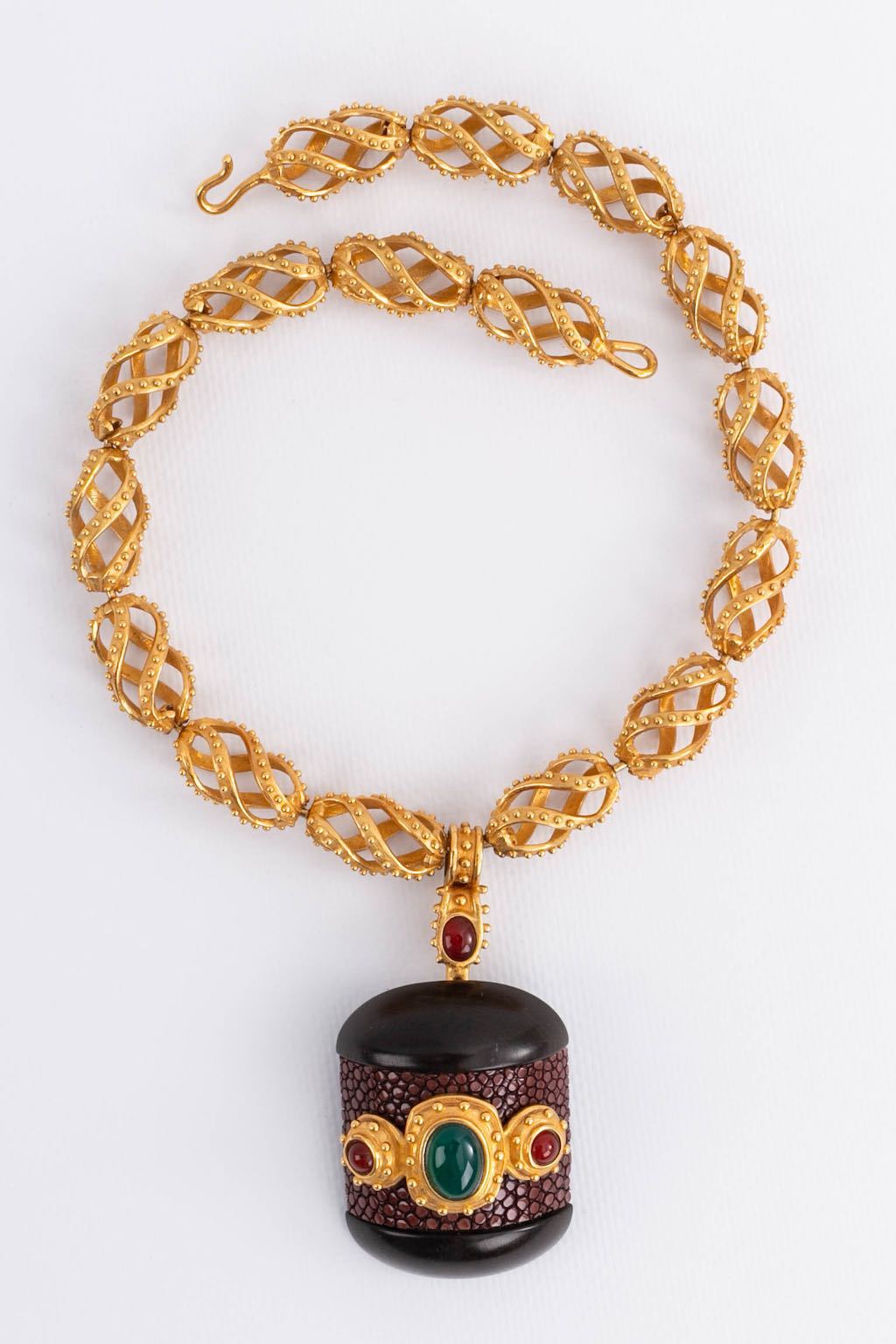 Collier style ethnique en bois et métal doré