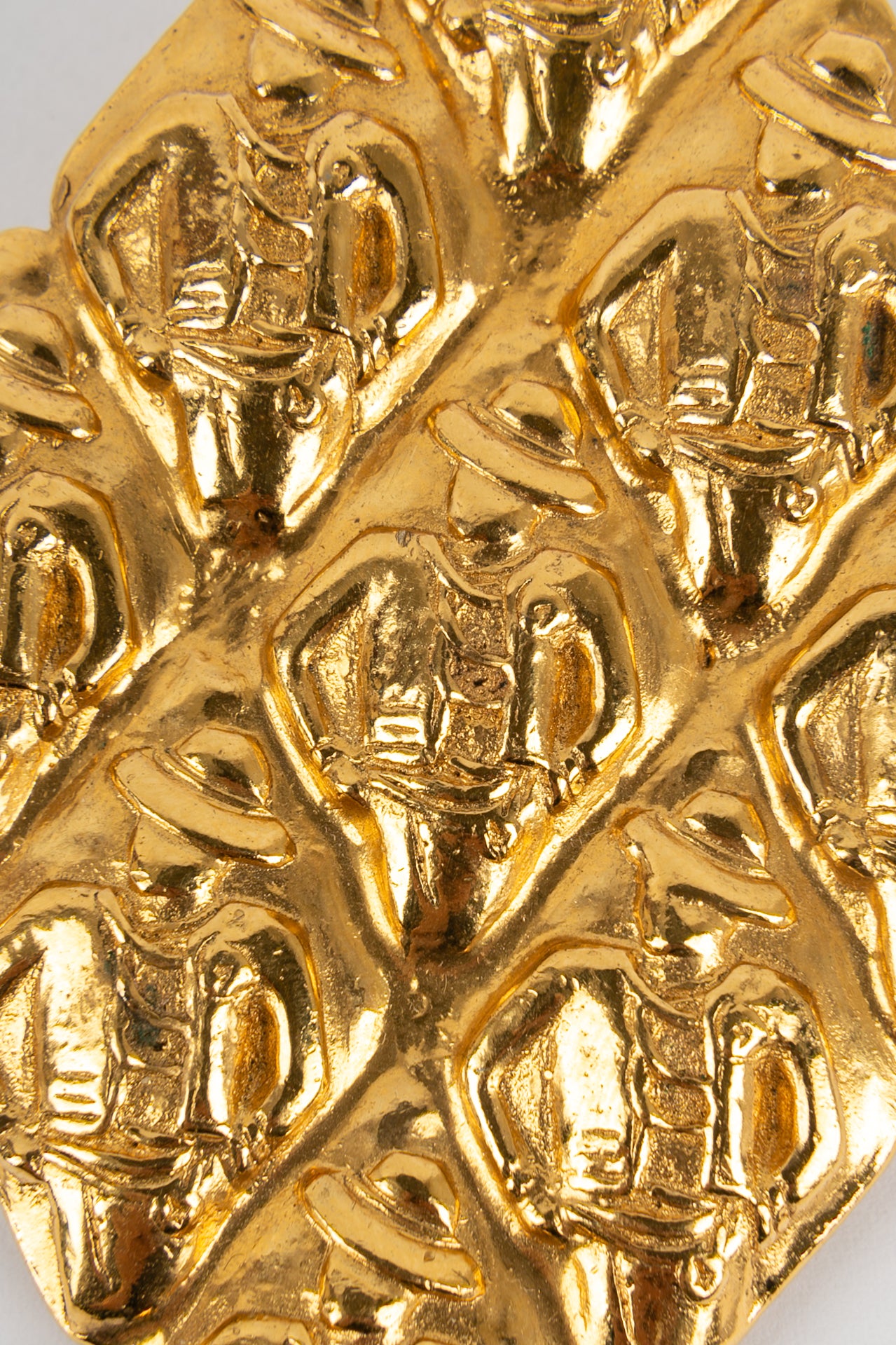 Broche dorée Chanel