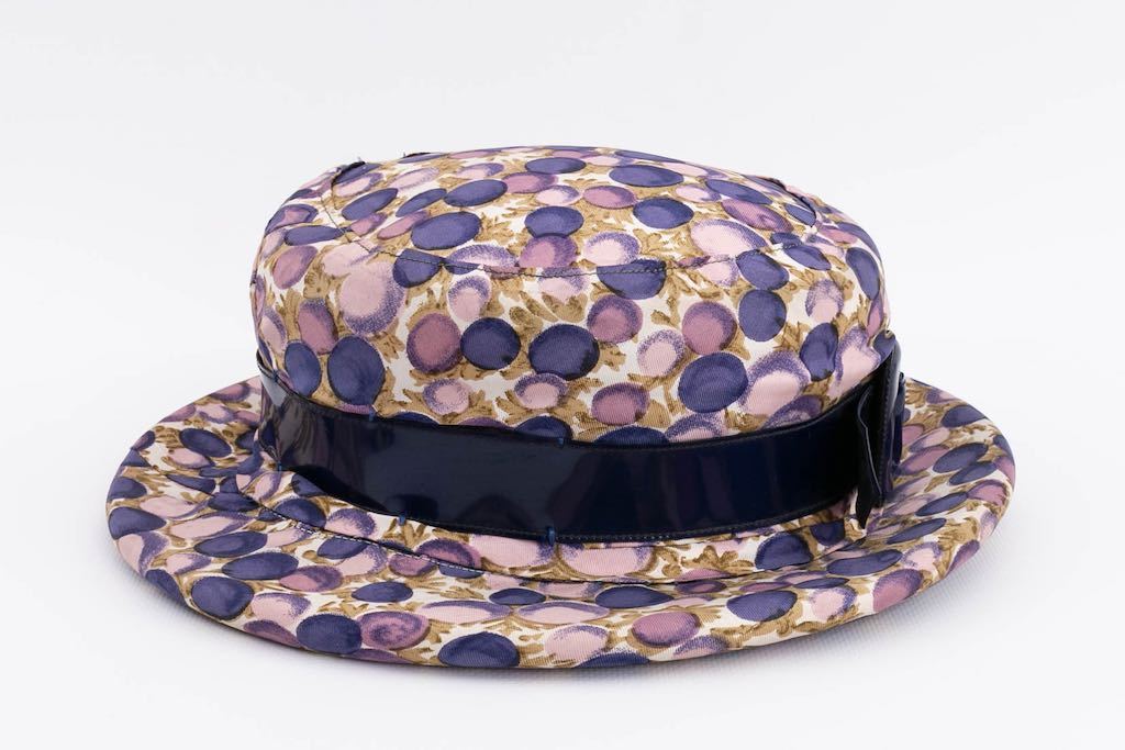 Chapeau violet 1960s