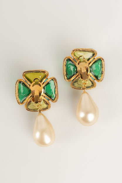 Boucles d'oreilles en pâte de verre Chanel