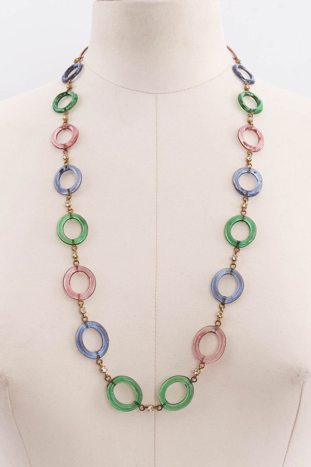 Collier d'anneaux multicolores en pâte de verre