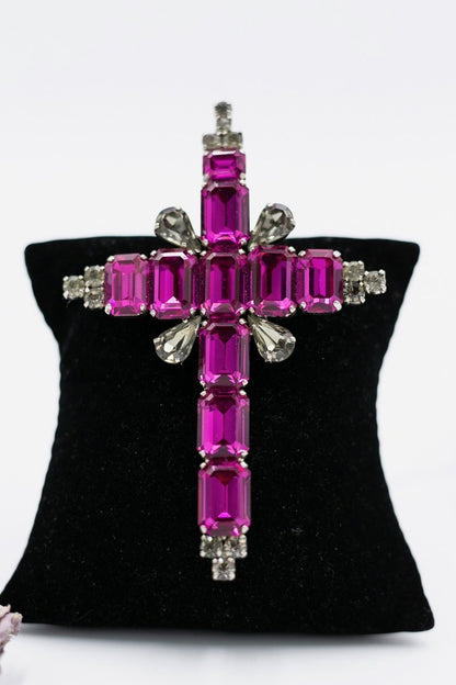 Broche croix de strass roses