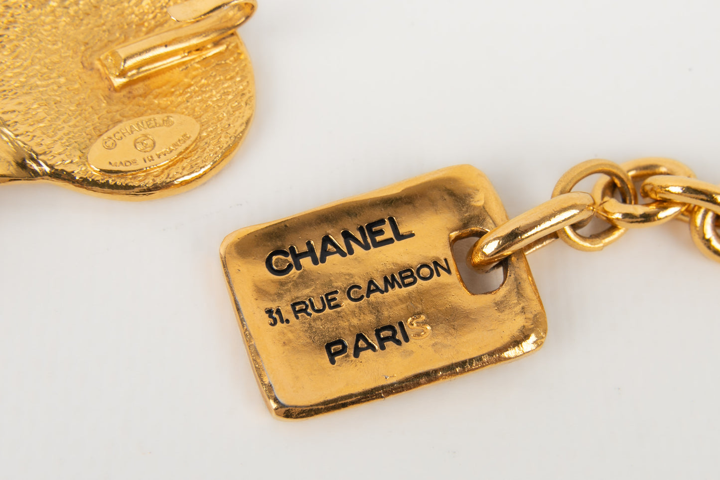 Collier court en métal doré Chanel