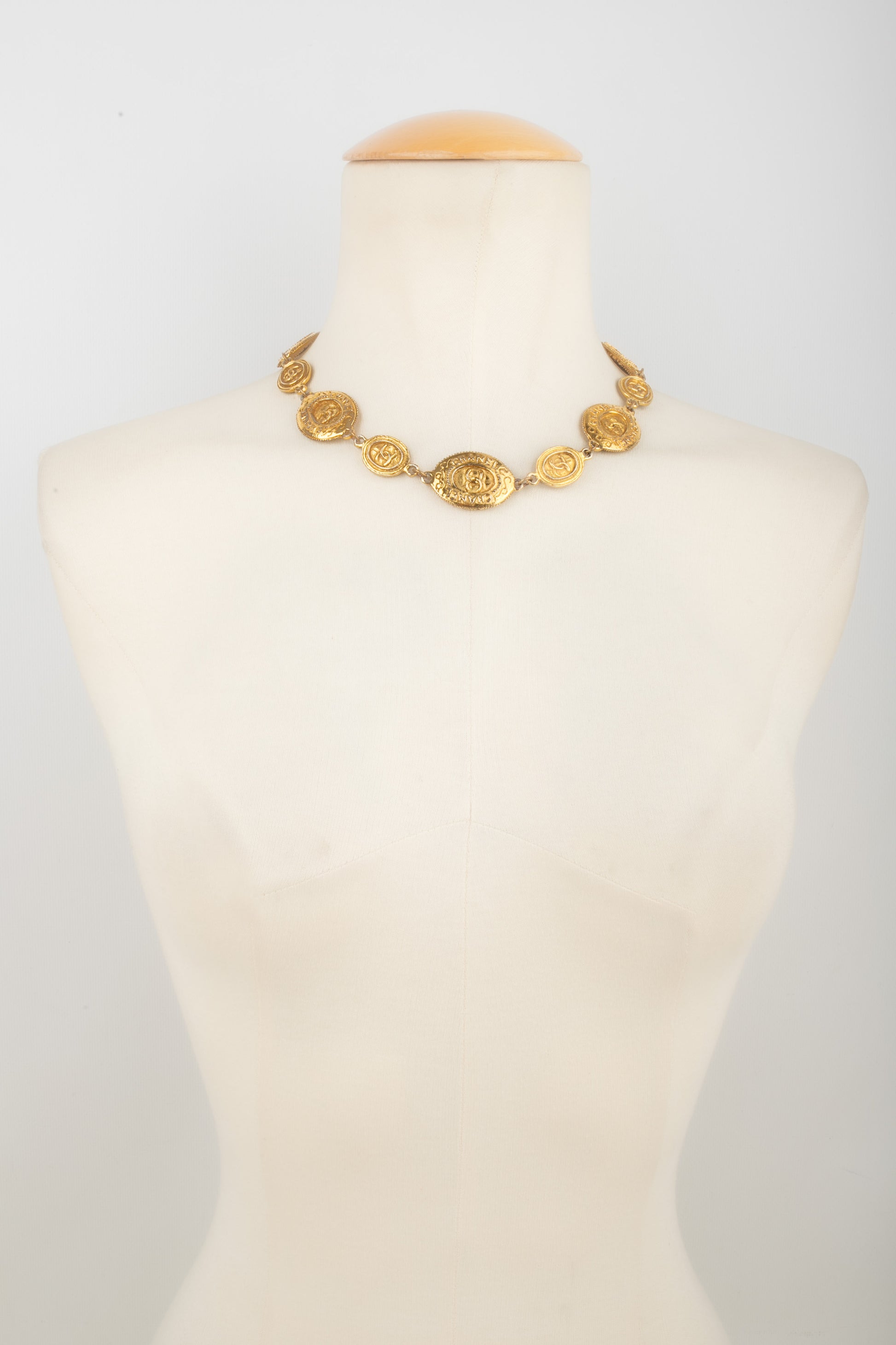 Collier doré Chanel