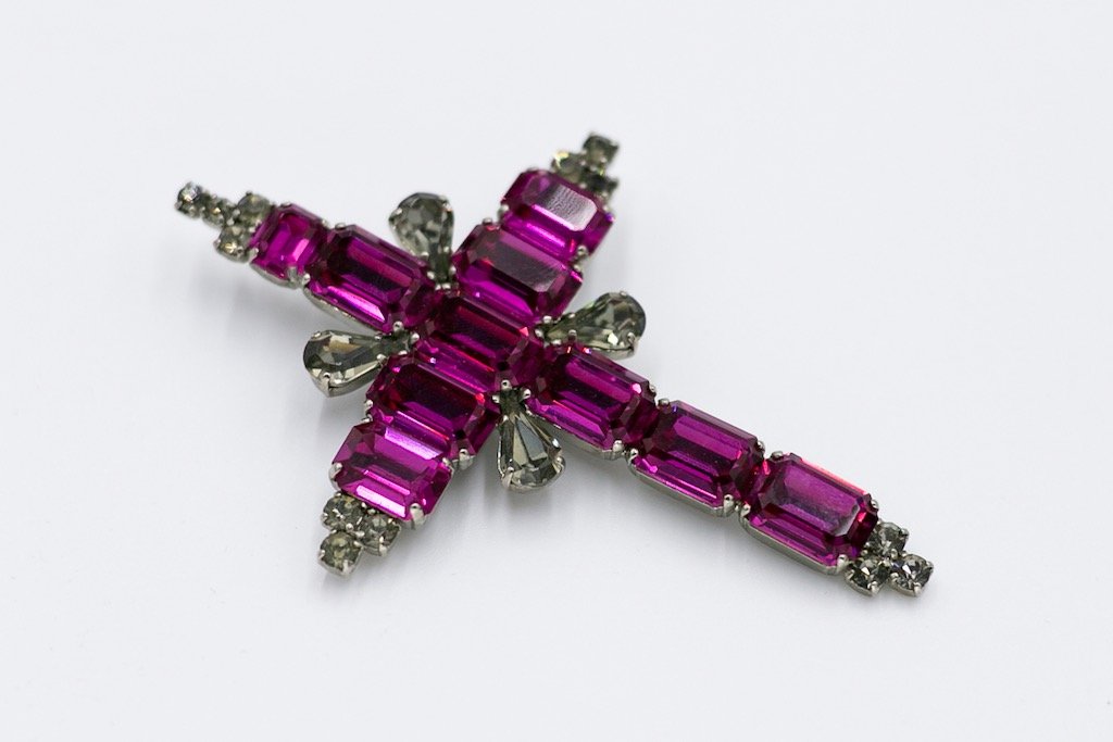 Broche croix de strass roses